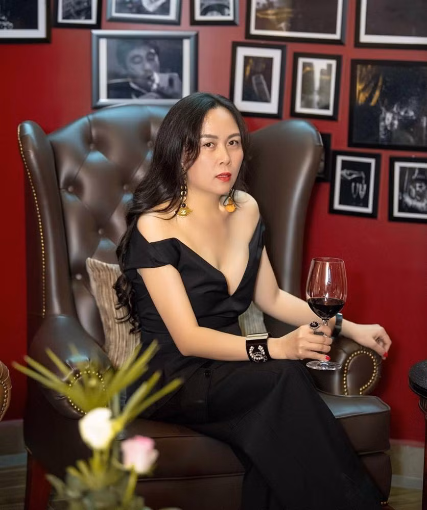 Liên tục là những kiểu áo có chi tiết khoét sâu khoe vòng 1 được cô trưng diện.