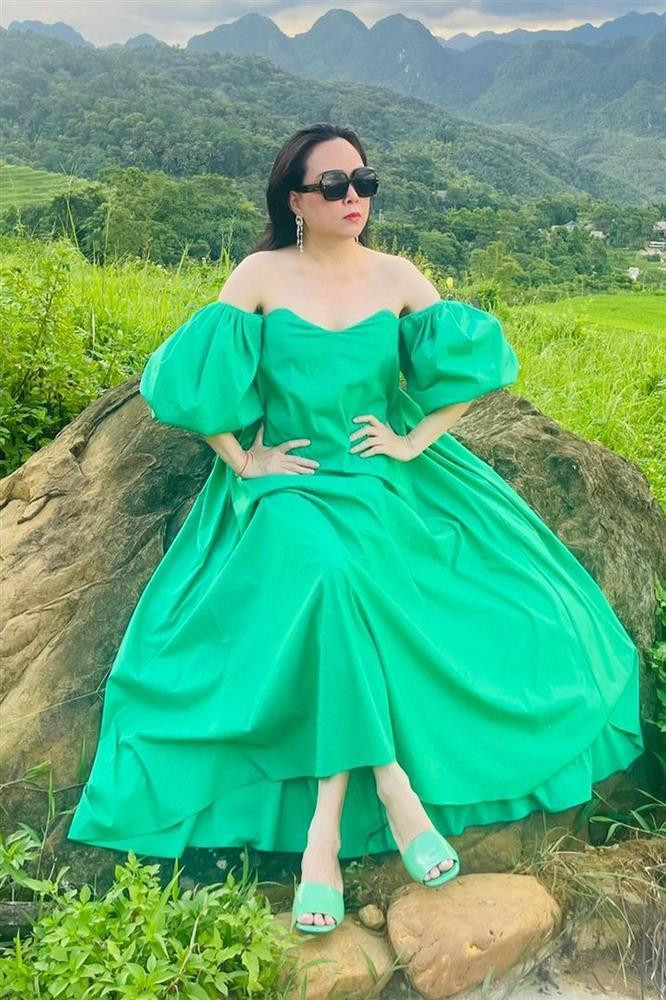 Vốn là người không thường xuyên khoe dáng nhưng có một vị trí trên cơ thể mà Phượng Chanel rất thích show ra, đó chính là vai. Ở tuổi U50, cô có một bộ sưu tập váy áo trễ vai với độ hở từ sương sương đến mức như sắp tụt. Mới đây trên trang cá nhân, Phượng Chanel khoe ảnh mặc chiếc đầm trễ vai xanh lá phom dáng rất rộng. Dù đã 45 tuổi, nữ doanh nhân xứ Thanh vẫn sở hữu bờ vai thon nuột nà nên chẳng trách cô rất thích các item khoe triệt để "điểm vàng" này.