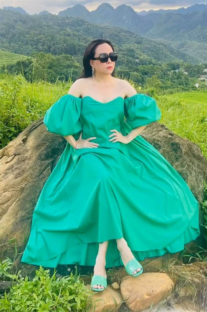 Vốn là người không thường xuyên khoe dáng nhưng có một vị trí trên cơ thể mà Phượng Chanel rất thích show ra, đó chính là vai. Ở tuổi U50, cô có một bộ sưu tập váy áo trễ vai với độ hở từ sương sương đến mức như sắp tụt. Mới đây trên trang cá nhân, Phượng Chanel khoe ảnh mặc chiếc đầm trễ vai xanh lá phom dáng rất rộng. Dù đã 45 tuổi, nữ doanh nhân xứ Thanh vẫn sở hữu bờ vai thon nuột nà nên chẳng trách cô rất thích các item khoe triệt để "điểm vàng" này.