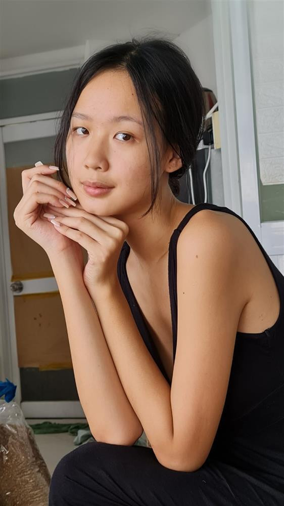 Thay vì xăm mày hay phun môi như nhiều mỹ nhân khác, mặt của Á hậu Bảo Ngọc đúng chuẩn mộc 100%. Bởi vậy, không khó để thấy 1 trong những khuyết điểm lớn nhất của nàng Hậu chính là đôi môi thâm, kém tươi màu.Thiếu đi mascara và đường eyeliner sắc lẹm nên đôi mắt người đẹp lờ đờ, không có hồn như mọi khi.