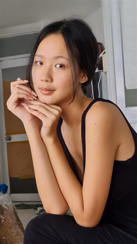 Thay vì xăm mày hay phun môi như nhiều mỹ nhân khác, mặt của Á hậu Bảo Ngọc đúng chuẩn mộc 100%. Bởi vậy, không khó để thấy 1 trong những khuyết điểm lớn nhất của nàng Hậu chính là đôi môi thâm, kém tươi màu.Thiếu đi mascara và đường eyeliner sắc lẹm nên đôi mắt người đẹp lờ đờ, không có hồn như mọi khi.