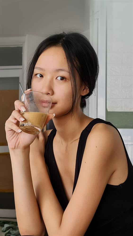 àn da Bảo Ngọc cũng không được trắng sáng, mịn màng mà có phần sạm đen, 2 bên má hơi sần sùi và lộ vết thâm của mụn. Tuy nhiên Bảo Ngọc hoàn toàn tự tin với mọi khuyết điểm của mình vì với cô, đó là những gì chân thật nhất.