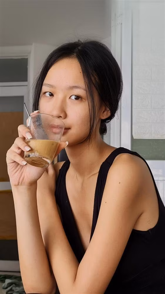 Làn da Bảo Ngọc cũng không được trắng sáng, mịn màng mà có phần sạm đen, 2 bên má hơi sần sùi và lộ vết thâm của mụn. Tuy nhiên Bảo Ngọc hoàn toàn tự tin với mọi khuyết điểm của mình vì với cô, đó là những gì chân thật nhất.