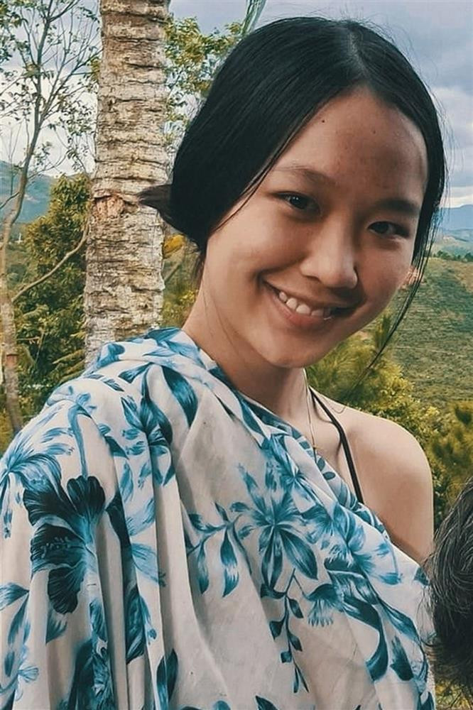 Tôi hay đi phượt. Đường xa, bụi bặm, thời tiết nắng nóng nên trang điểm cỡ nào nhìn mặt một hồi cũng thấy ghê. Đó là lý do tôi thích và không ngại để mặt mộc. Tôi thấy như thế nào cũng đẹp. Trang điểm hay để mặt mộc đều có vẻ đẹp riêng", Bảo Ngọc từng chia sẻ về mặt mộc chính mình.