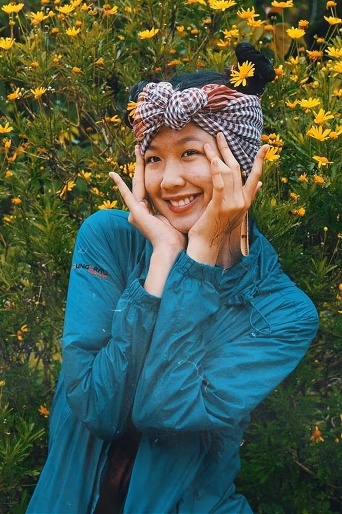 Trước khi lên ngôi Á hậu 1, không khó để thấy Bảo Ngọc chia sẻ ảnh với bộ dạng giản dị, gương mặt không trang điểm, hoặc chỉ dặm nhẹ son.