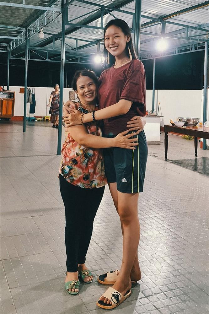 ảo Ngọc thường để mặt mộc dù nhiều mụn, mặc trang phục giản dị trong những chuyến du lịch bụi.