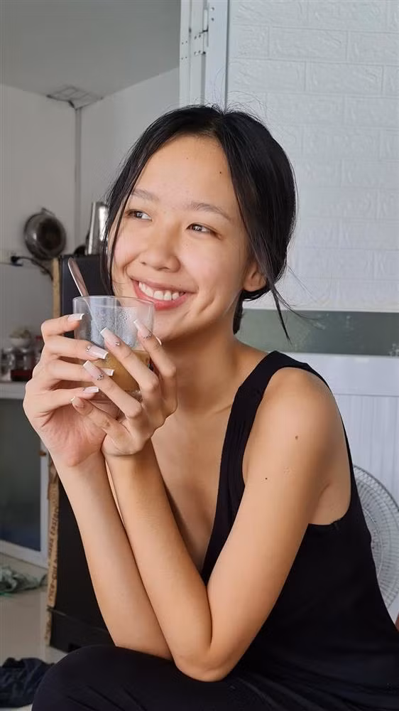 Mới đây, Á hậu 1 Miss World Việt Nam 2022 Lê Nguyễn Bảo Ngọc khiến dân tình chú ý khi đăng ảnh ngồi uống cafe cùng lời chia sẻ: "Sunday morning, rain is falling", (tạm dịch: sáng chủ nhật, mưa đang rơi). Đáng nói, thay vì make-up một chút cho tươi tắn, người đẹp để mặt mộc hoàn toàn để lộ làn da tỳ vết, nhiều khuyết điểm. Dù mới lên ngôi Á hậu chưa lâu nhưng người đẹp gây ấn tượng lớn vì sự tự tin, không ngại sống thật trên MXH.