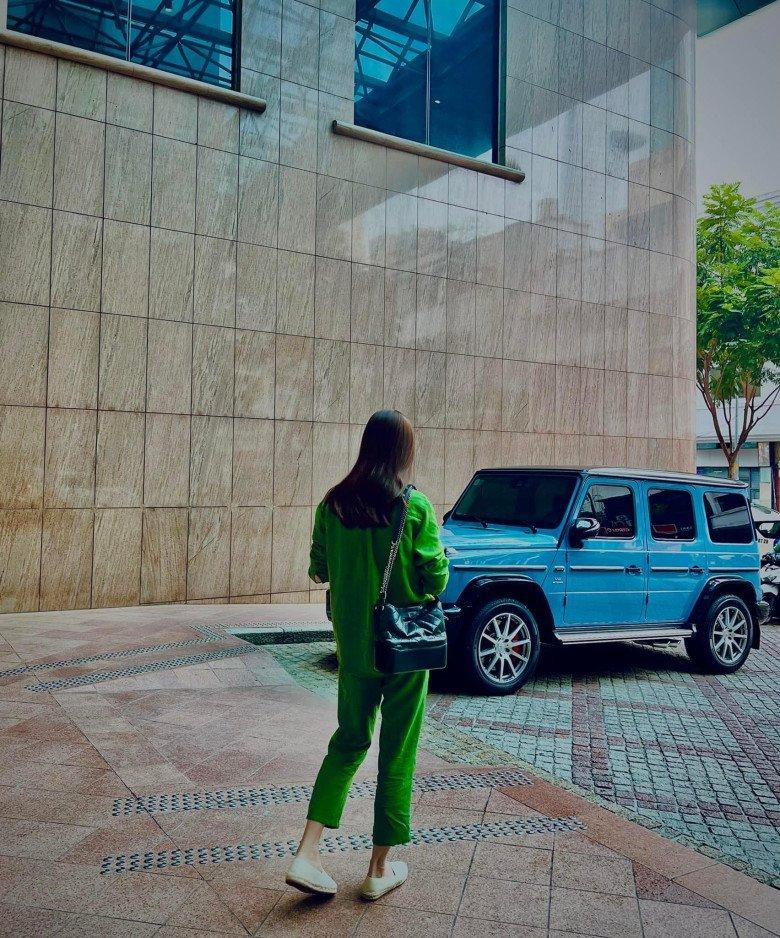 ột lần khác, người đẹp diện suit màu xanh lá cây style "nữ tổng tài" phối cùng túi Chanel hơn 100 triệu đồng.