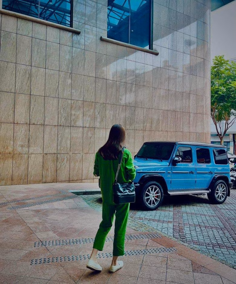 Một lần khác, người đẹp diện suit màu xanh lá cây style "nữ tổng tài" phối cùng túi Chanel hơn 100 triệu đồng.