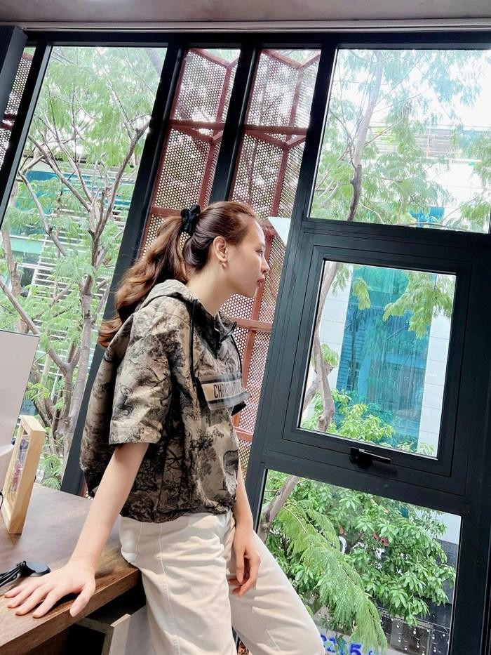 Kể từ khi lấy chồng đại gia Cường Đô La, Đàm Thu Trang lui về chăm sóc gia đình, kinh doanh và không tham gia các hoạt động giải trí. Tuy nhiên, tên tuổi của cô vẫn gây được sức hot mỗi khi nhắc đến. Mới đây, nữ người mẫu đăng khoảnh khắc vu vơ khoe chiếc áo mới tậu. Thế nhưng, ông xã Cường Đô La hài hước lại tưởng vợ mặc áo mưa: "Sáng chồng hỏi, hnay vợ mặc áo mưa đi làm hả?"