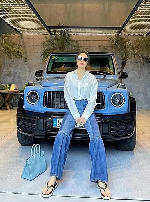 ặc trang phục đơn giản gồm sơ mi, quần jeans và sandal nhưng chiếc túi Hermès xanh blue mà nữ người mẫu để dưới đất đã nâng tầm độ sang chảnh.