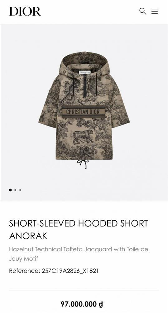 Bóc giá mới choáng, chiếc áo của Đàm Thu Trang không hề rẻ. Đây là thiết kế của nhà mốt Dior được rao trên web chính hãng với giá khoảng 97 triệu đồng. Item có họa tiết độc đáo cùng dòng chữ thương hiệu. Một thiết kế tưởng chừng đơn giản nhưng cũng cho thấy độ chịu chi rút ví của mẹ Suchin. Không phô trương hàng hiệu quá đà hay chăm chỉ đập hộp như nhiều mỹ nhân khác, Đàm Thu Trang có cách lên đồ sang xịn vẫn toát ra mùi tiền.