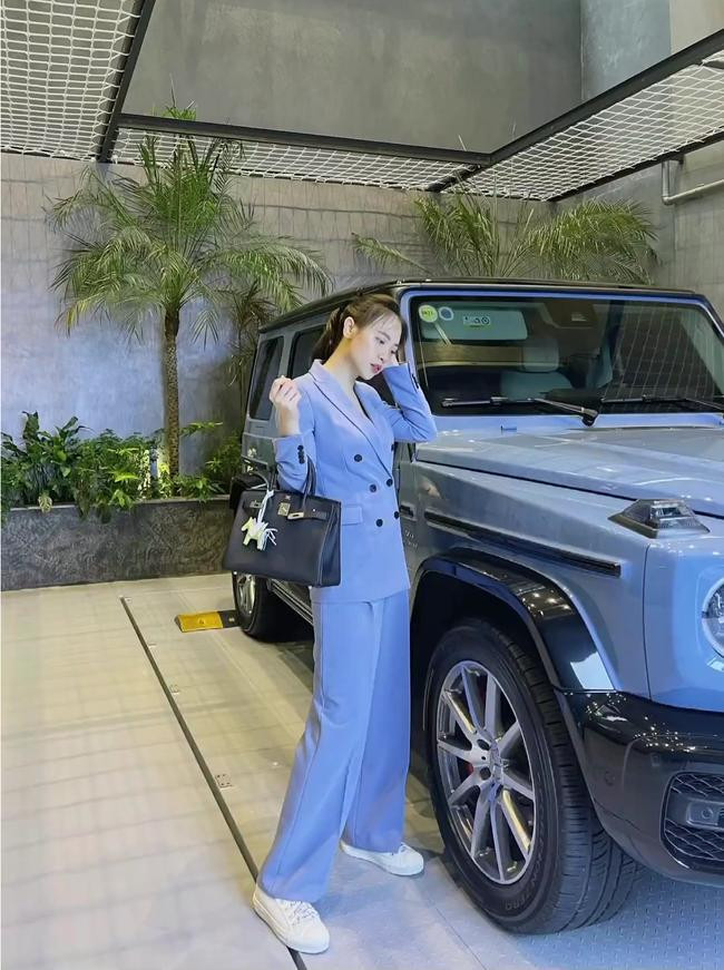 goài quần áo, vợ đại gia Phố Núi còn sở hữu bộ sưu tập túi xách đáng nể. Check-in trước siêu xe G63 13 tỷ, Đàm Trang diện suit, xách túi Hermès giá vài trăm triệu đồng.
