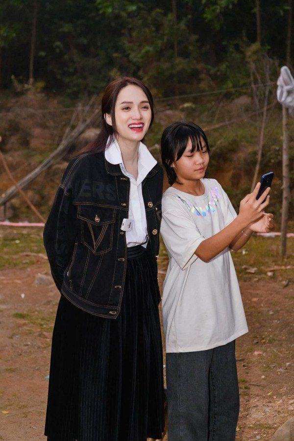 o sơ mi trắng phối cùng chân váy xếp ly, khoác thêm áo denim giúp outfit của Hương Giang trông chẳng khác gì thiếu nữ.