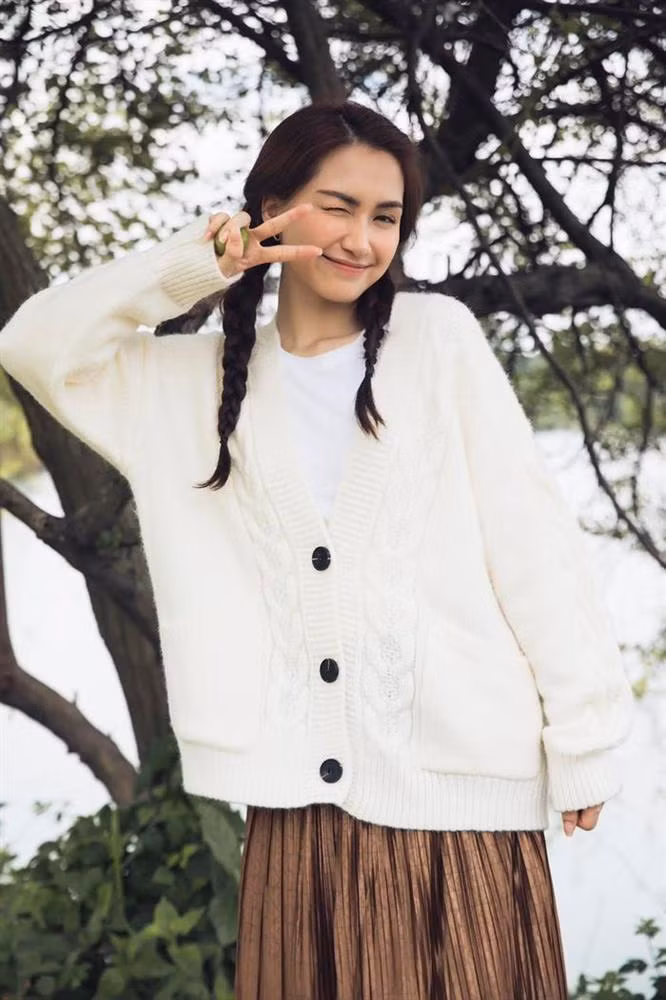 Với thân hình nhỏ nhắn và gương mặt trẻ trung, style nữ sinh điệu đà không hề làm khó được Hòa Minzy. Mỗi lần diện trang phục nữ sinh thì giọng ca ''Rời Bỏ'' đều nhận được vô vàn lời khen của dân mạng.