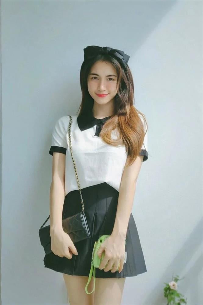 huôn mặt ngây thơ, đáng yêu của nữ ca sĩ là lợi thế khi diện kiểu trang phục này. Áo polo mix với chân váy tennis, tóc thắt nơ đơn giản nhưng đủ hack tuổi của cô nàng U30.