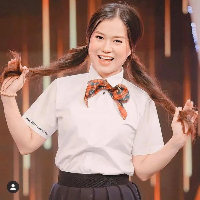 ắt trend style nữ sinh, Lâm Vỹ Dạ diện bộ đồng phục áo sơ mi trắng + chân váy xếp ly, nhấn nhá nơ trên cổ áo và kiểu tóc buộc cao hai bên. Tuy nhiên nhiều khán giả nhận xét cô không phù hợp với phong cách này, có phần ''cưa sừng làm nghé''.