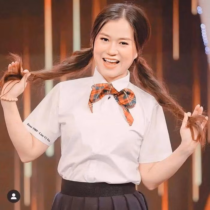 Bắt trend style nữ sinh, Lâm Vỹ Dạ diện bộ đồng phục áo sơ mi trắng + chân váy xếp ly, nhấn nhá nơ trên cổ áo và kiểu tóc buộc cao hai bên. Tuy nhiên nhiều khán giả nhận xét cô không phù hợp với phong cách này, có phần ''cưa sừng làm nghé''.