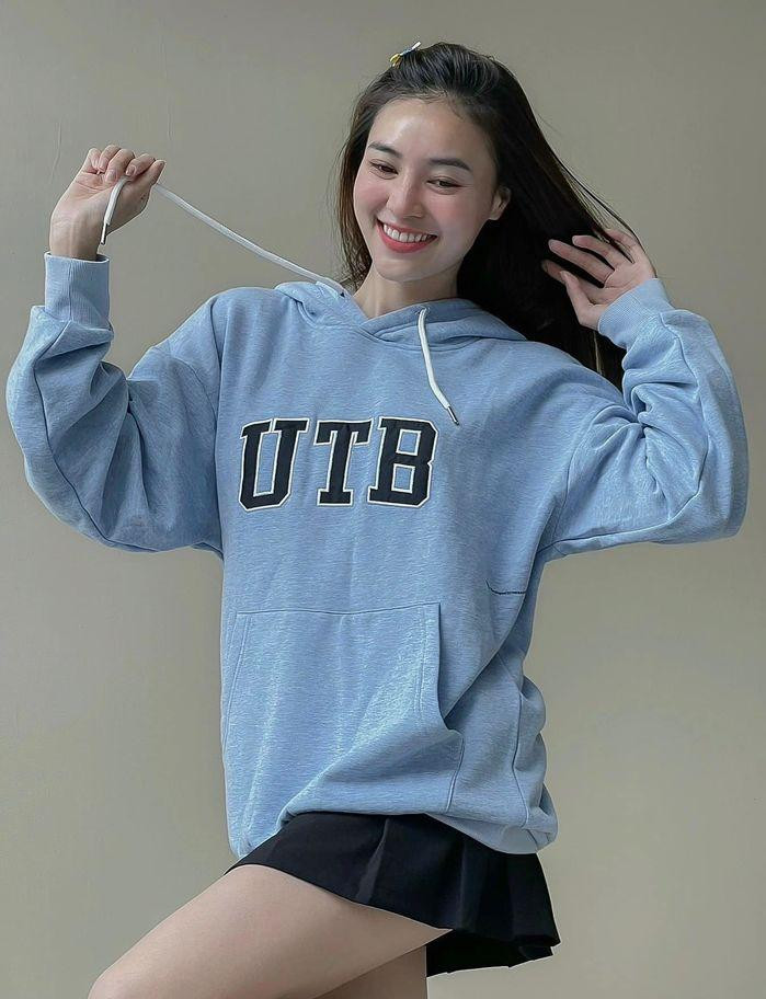 o hoodie kết hợp với chân váy ngắn cũng là style đi học yêu thích của giới trẻ Âu - Mỹ. Set đồ này khiến Lan Ngọc trẻ ra chục tuổi, ai nấy đều si mê trước vẻ đẹp ngọt ngào của cô nàng.