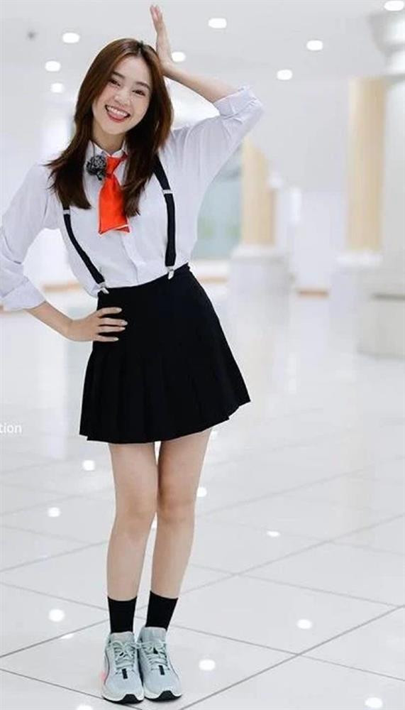 ở hữu nhan sắc đẹp chuẩn "ngọc nữ màn ảnh", Lan Ngọc luôn rạng rỡ và thu hút ở bất kỳ style nào. Với bộ đồng phục gồm áo sơ mi và chân váy đen, nữ diễn viên khoe trọn vẻ đẹp tươi mới, rạng rỡ chẳng khác gì nữ sinh.