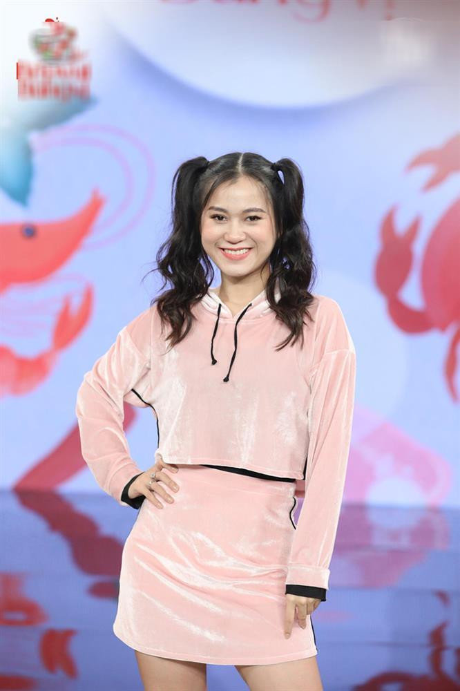 ó vẻ như style nữ sinh nhí nhảnh không phù hợp với gương mặt của Lâm Vỹ Dạ. So sánh với các mỹ nhân Vbiz lên đồ nữ sinh thì cô nàng ''lép vế'' hơn hẳn.