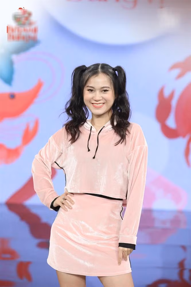 Có vẻ như style nữ sinh nhí nhảnh không phù hợp với gương mặt của Lâm Vỹ Dạ. So sánh với các mỹ nhân Vbiz lên đồ nữ sinh thì cô nàng ''lép vế'' hơn hẳn.