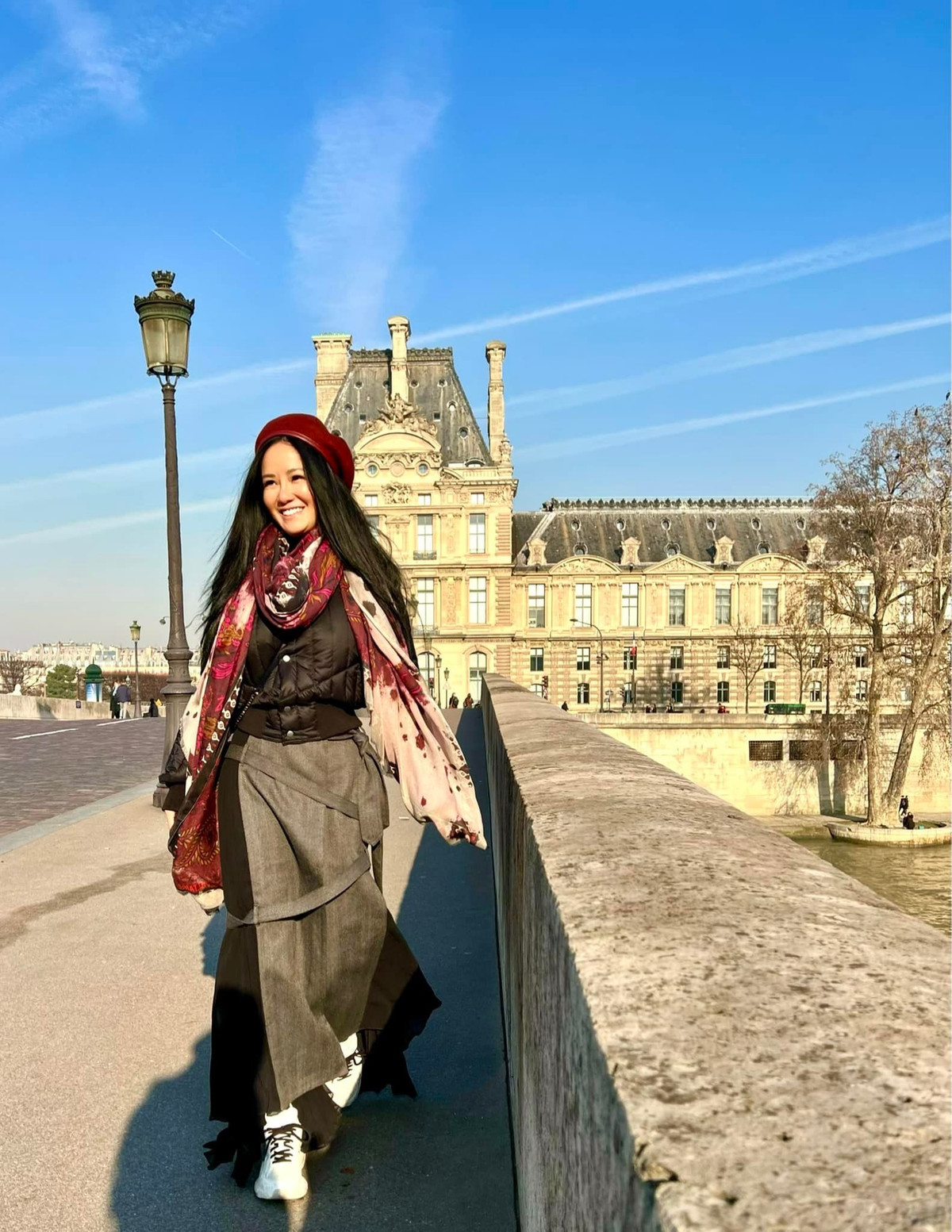 Sao Việt Hồng Nhung sành điệu dạo phố ở Pháp.