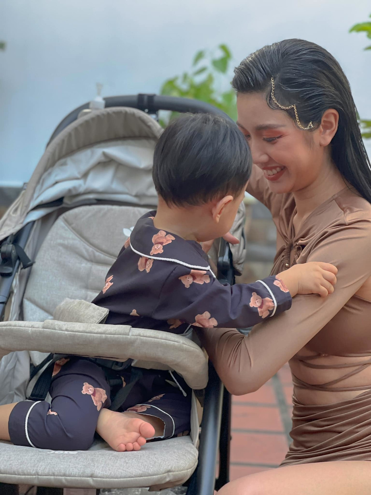 Con trai quấn á hậu Thúy Vân, không cho mẹ đi làm.