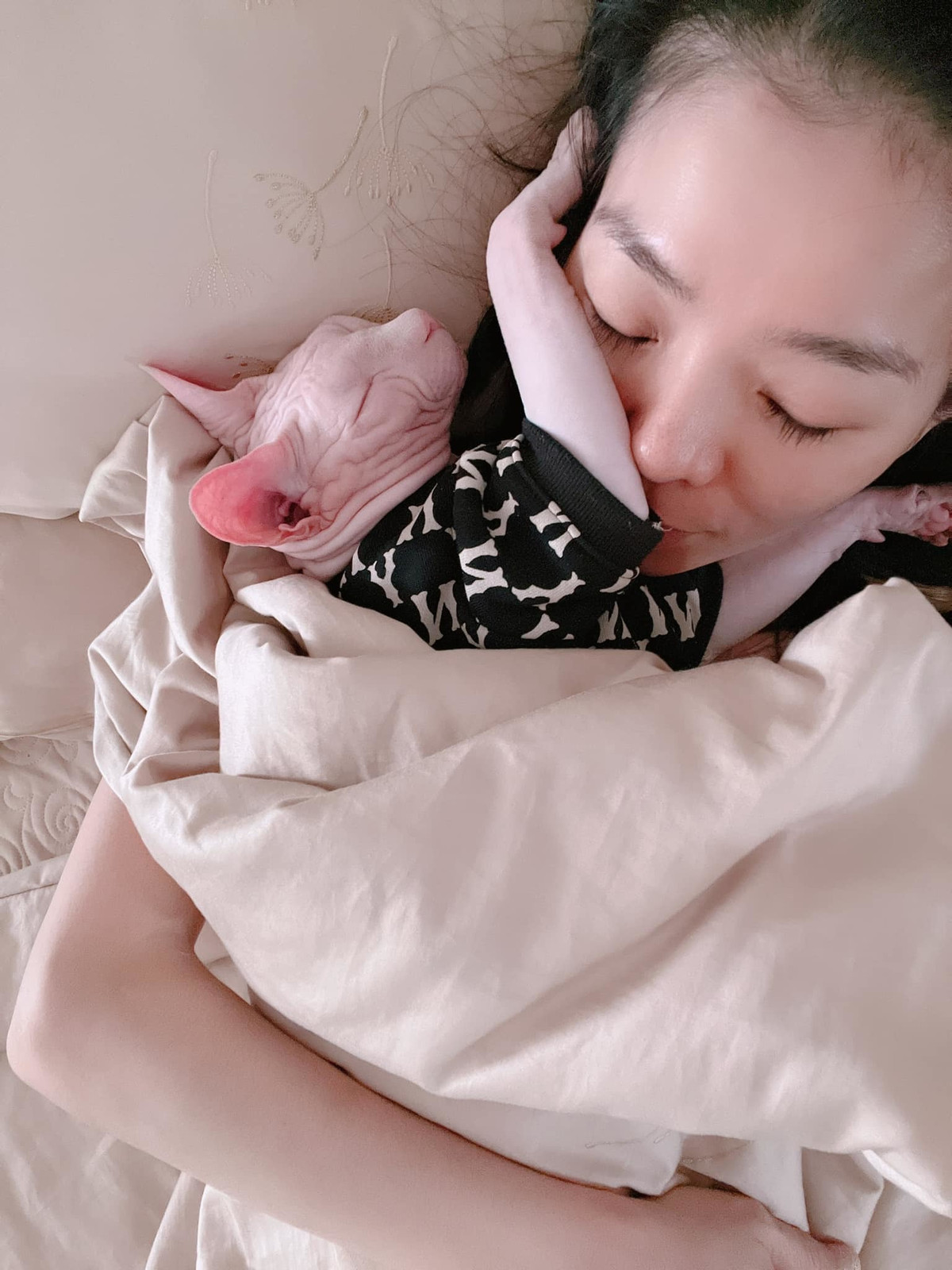 Lệ Quyên ngủ với mèo cưng.