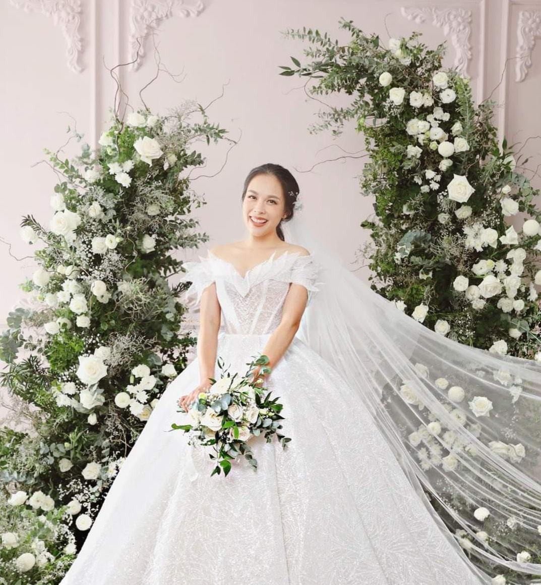 NSƯT Ngọc Mai đăng ảnh mặc áo cưới.