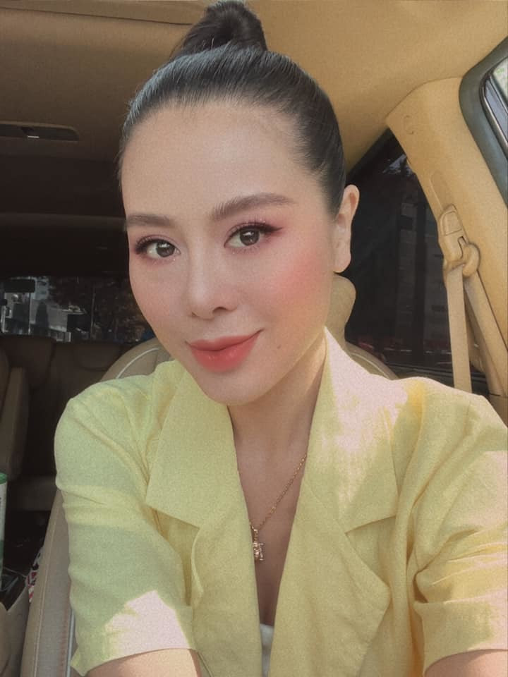 Diễn viên Nam Thư rạng rỡ đi làm.