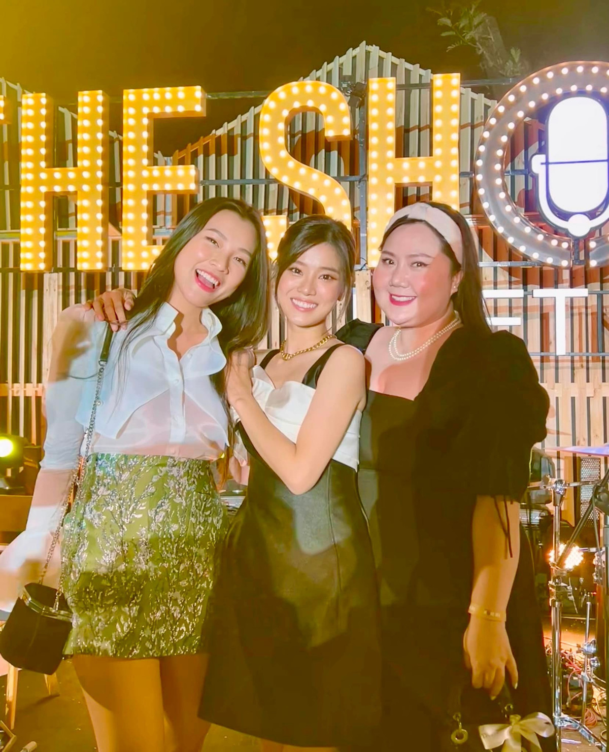 MC Hoàng Oanh từ Singapore về Việt Nam chỉ để nghe Hoàng Yến Chibi hát.