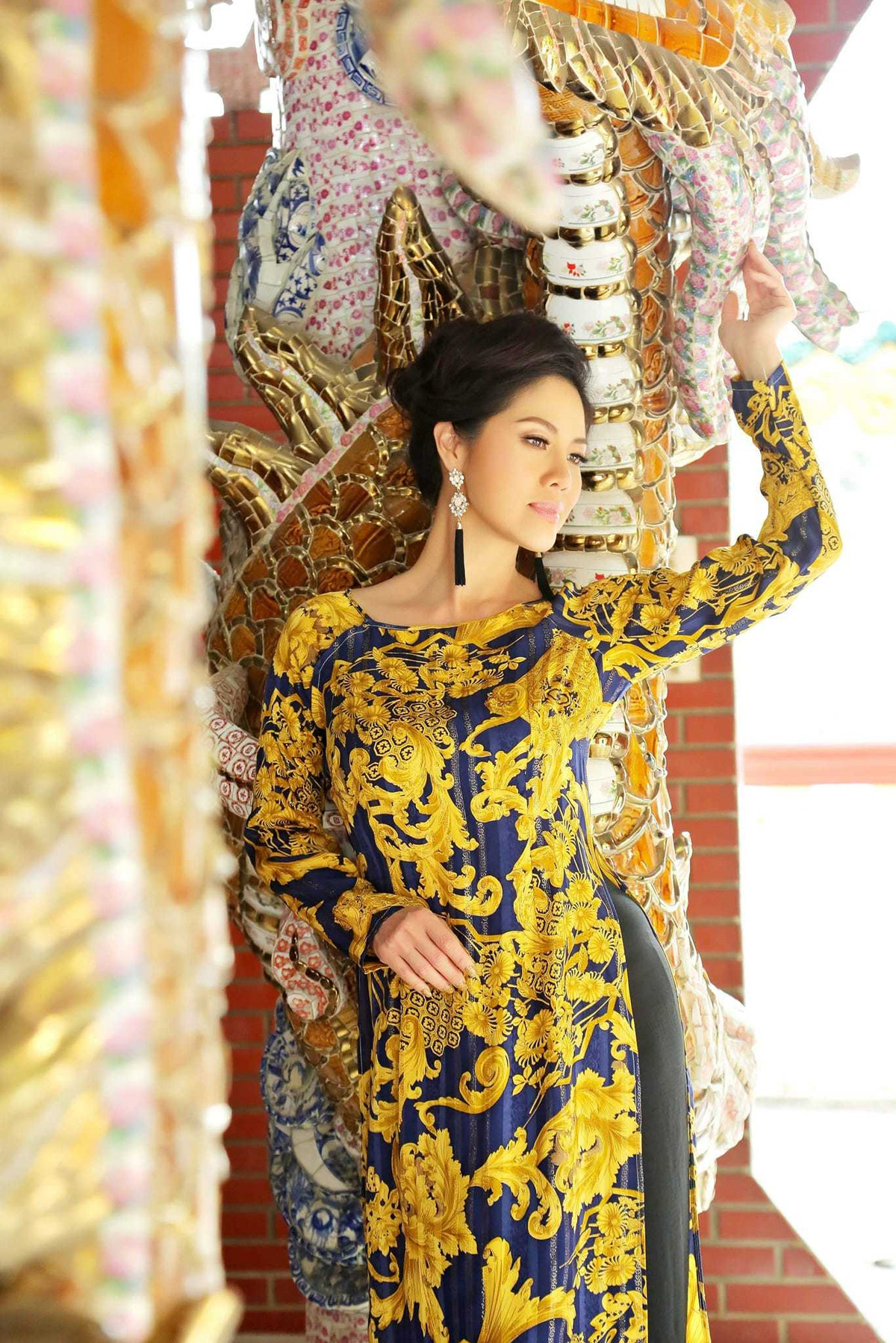 Ca sĩ Hồ Lệ Thu diện áo dài đầu xuân.