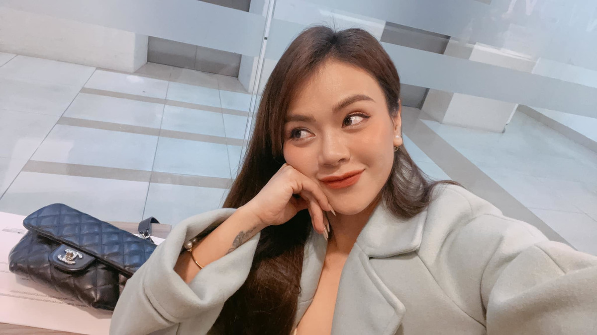 Ca sĩ Hải Yến hớn hở trong buổi ghi hình.