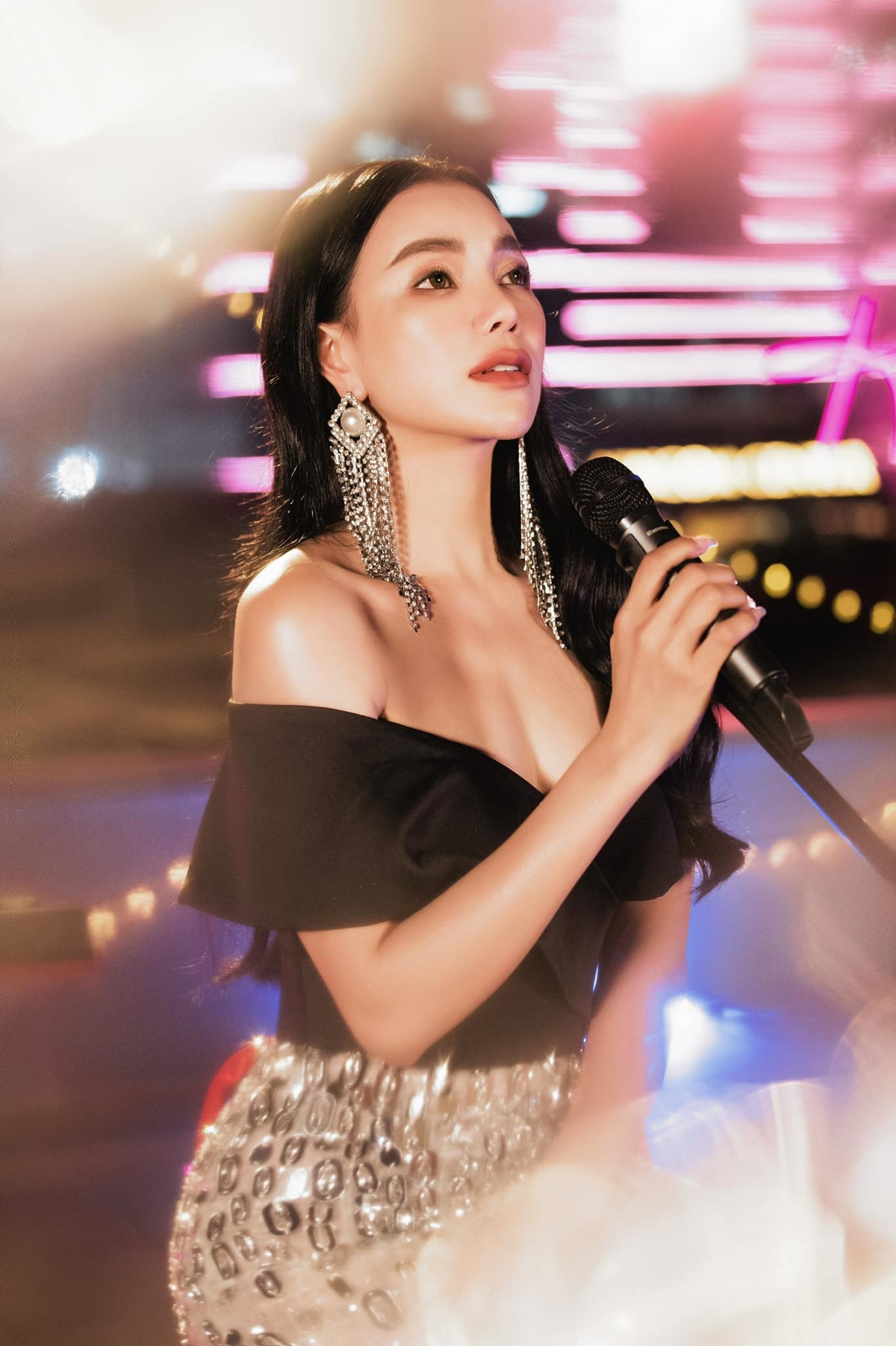 Người đẹp Trà Ngọc Hằng thả hồn khi hát.