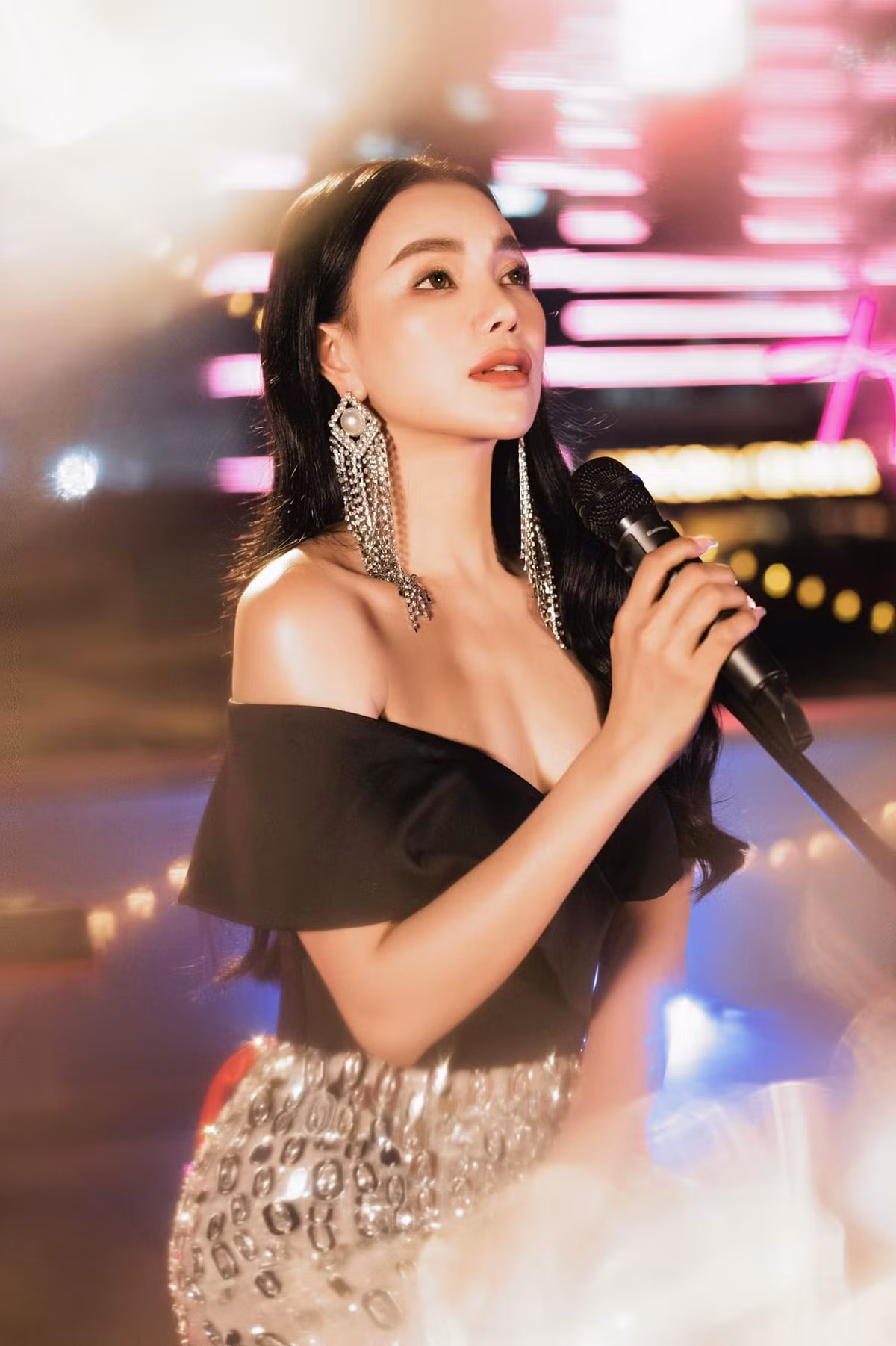 Người đẹp Trà Ngọc Hằng thả hồn khi hát.