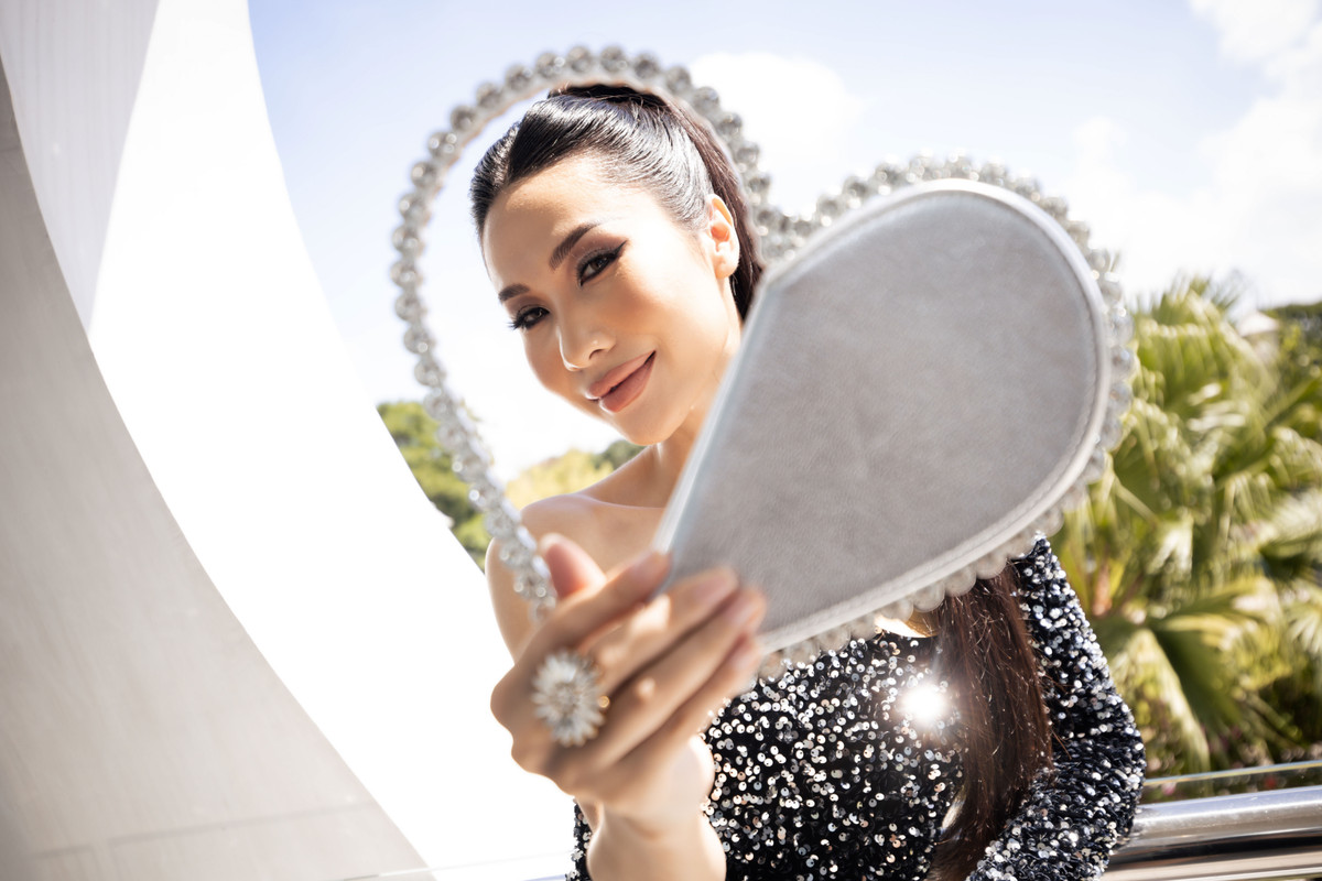 Giống Trần Khánh Vi, Nguyễn Thị Ngọc Tuyết (sinh năm 1995) cũng là tiếp viên trưởng của một hãng hàng không. Cô từng thi Hoa hậu Hoàn vũ Việt Nam 2022.