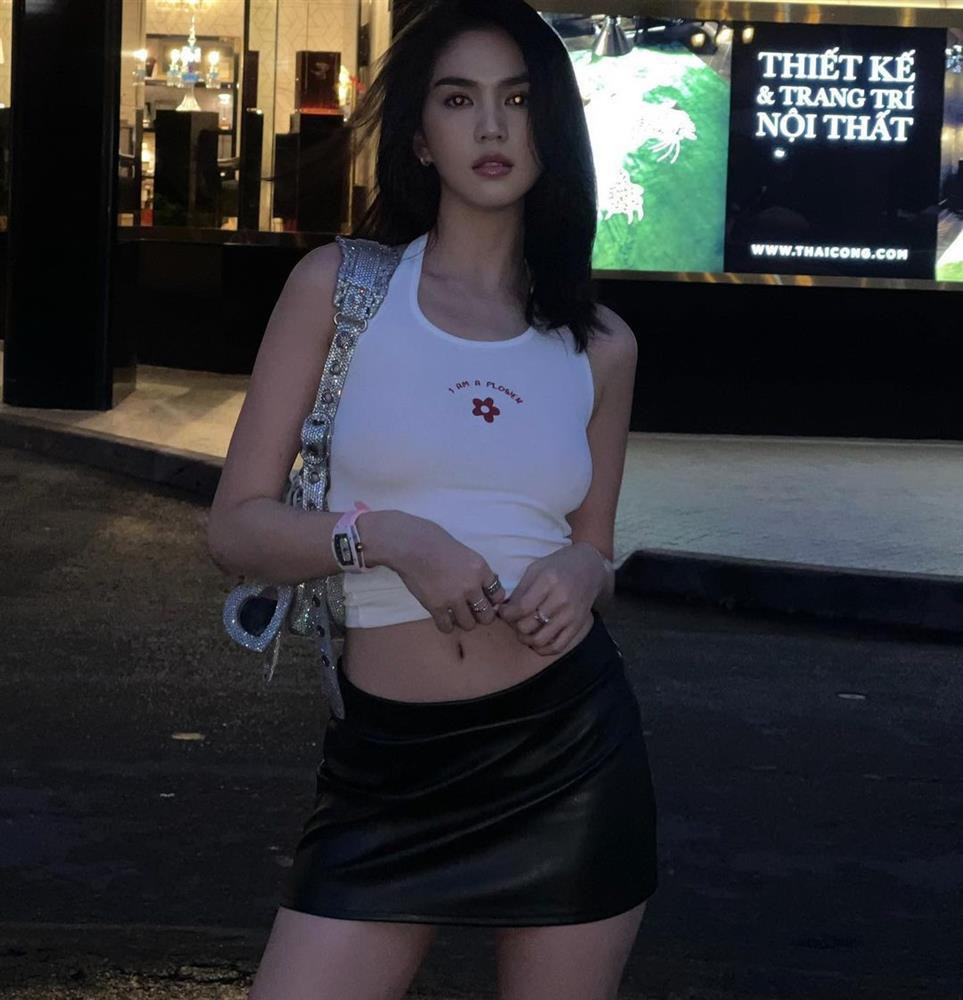 ù khoác lên người nhiều món phụ kiện đắt giá như túi Balenciaga, đồng hồ Richard Mille nhưng vấn đề của Ngọc Trinh lại nằm ở body.