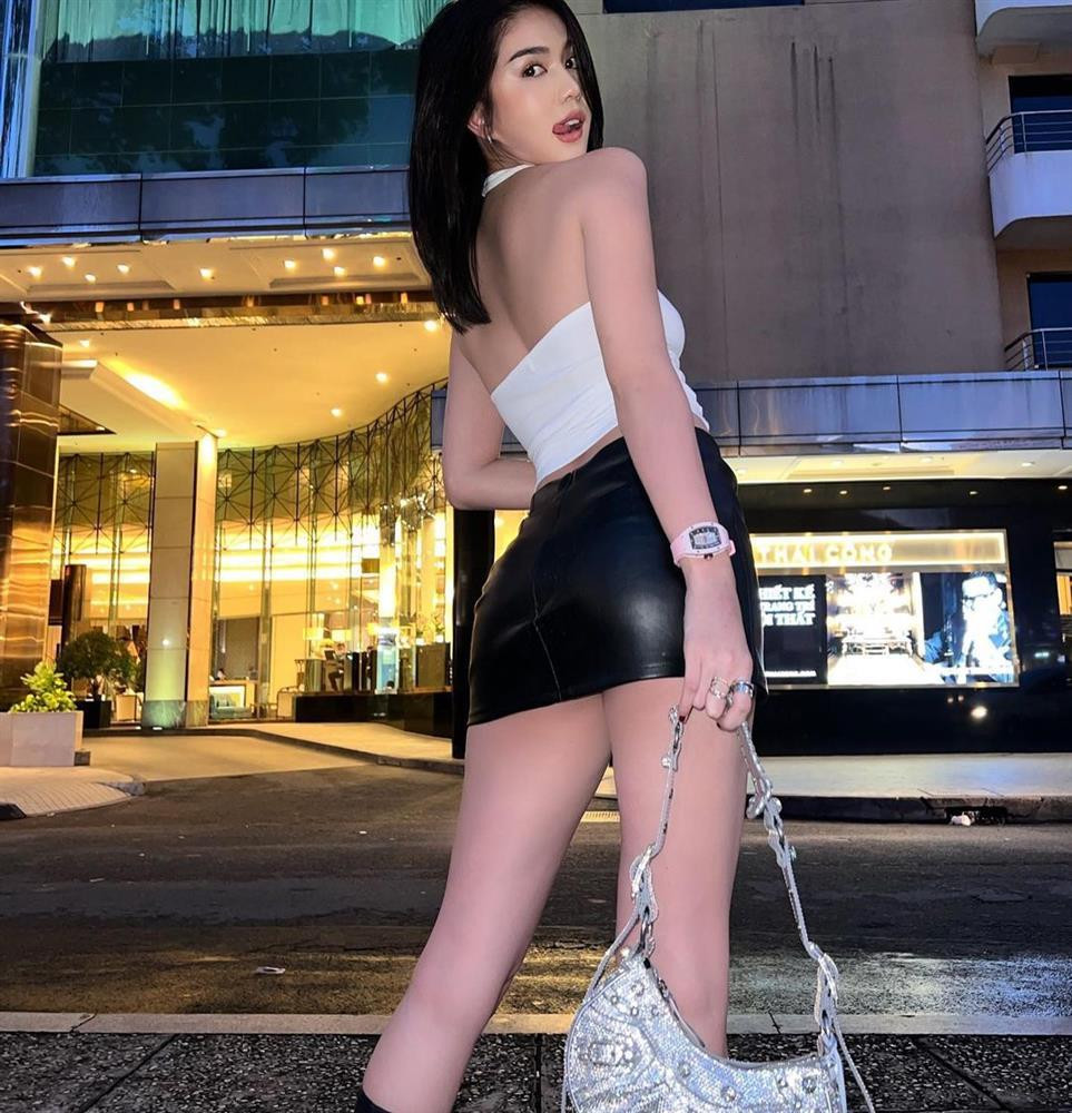 au nhiều lần tăng giảm cân nặng trong thời gian ngắn, vóc dáng của Ngọc Trinh bị đánh giá là kém săn chắc.