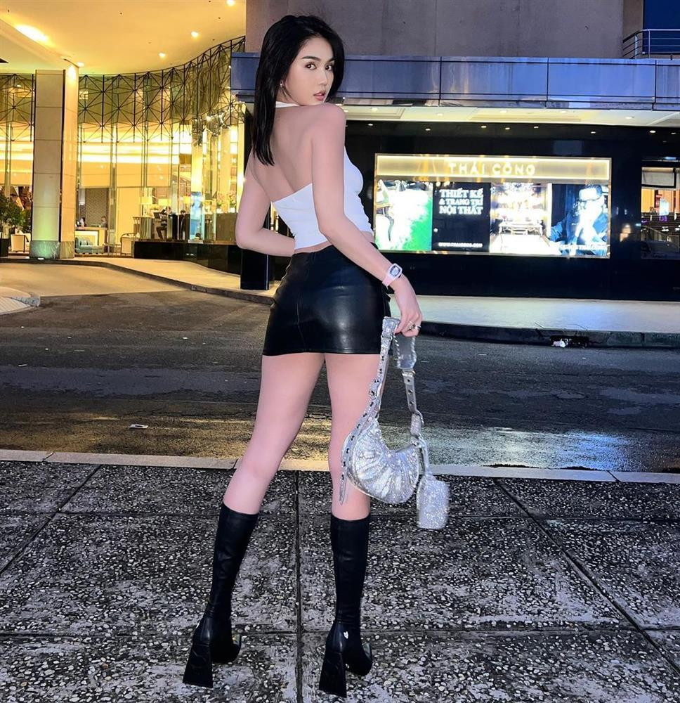 ù tích cực pose dáng khoe vòng 3 nhưng vòng 1 của cô nàng lại "xập xệ" đến thảm thương.