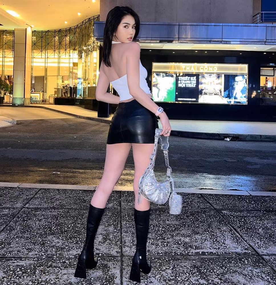 Dù tích cực pose dáng khoe vòng 3 nhưng vòng 1 của cô nàng lại "xập xệ" đến thảm thương.