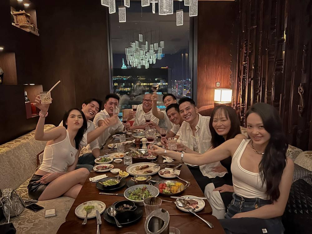 hông những vậy, do kém tinh tế trong việc chọn phụ tùng mà miếng dán ngực của "nữ hoàng nội y" nổi gồ lên dưới lớp áo mỏng trông khá kém duyên.