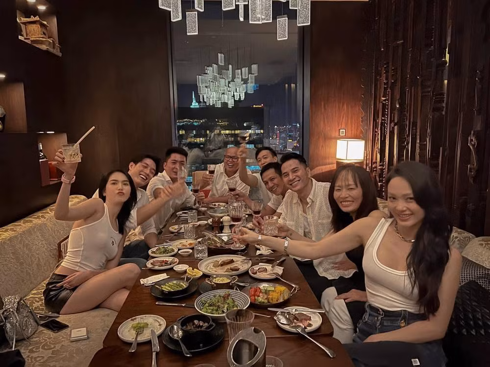 Không những vậy, do kém tinh tế trong việc chọn phụ tùng mà miếng dán ngực của "nữ hoàng nội y" nổi gồ lên dưới lớp áo mỏng trông khá kém duyên.