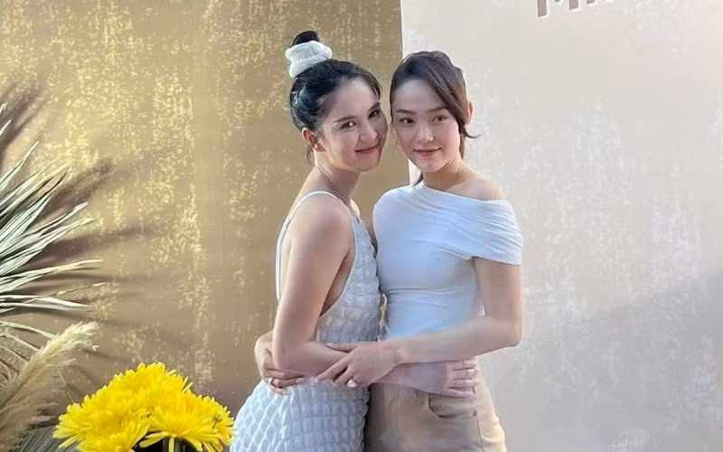 Mỗi lần xuất hiện cạnh nhau, Minh Hằng đều tinh tế chọn những item tôn dáng hơn hẳn đàn em.