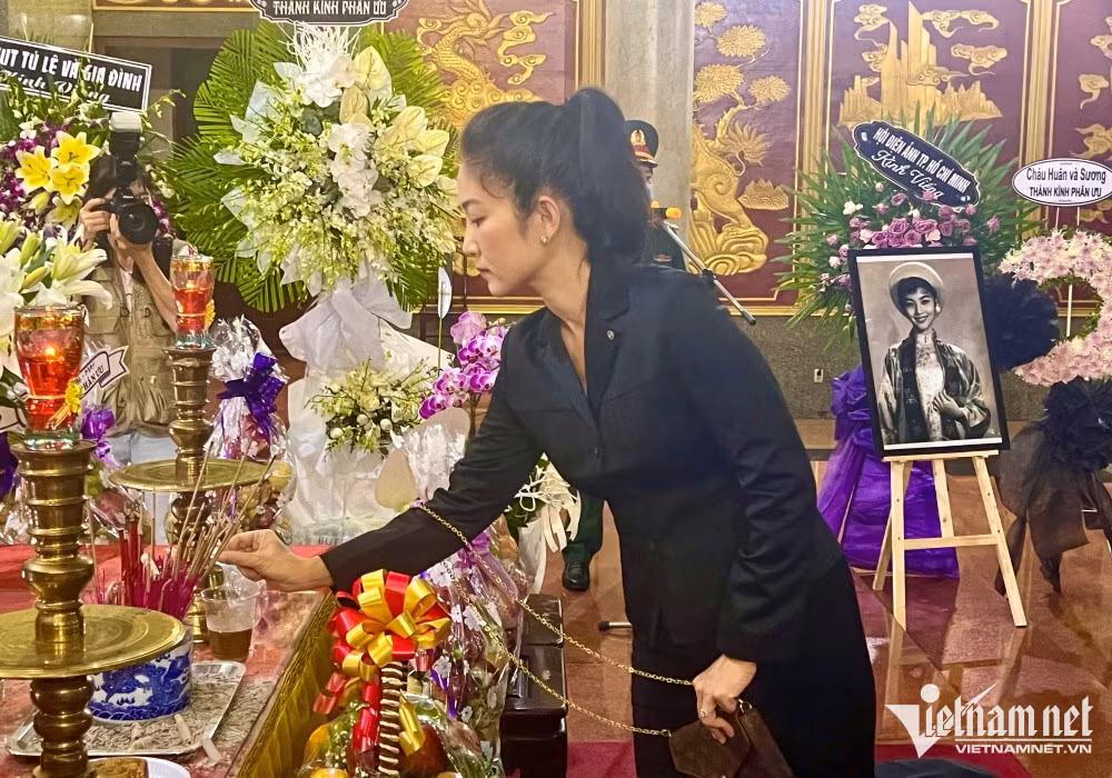 NSND Kim Cuong bat khoc ben xe tang tien biet Tham Thuy Hang-Hinh-6