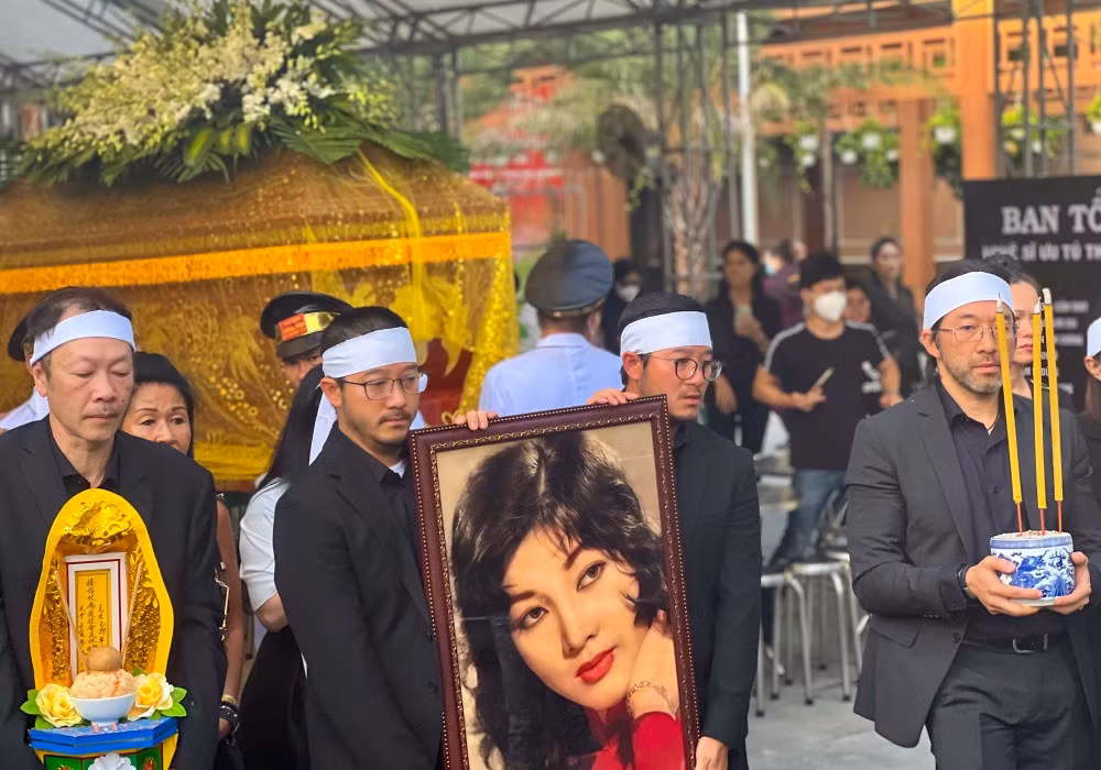 NSND Kim Cuong bat khoc ben xe tang tien biet Tham Thuy Hang-Hinh-15