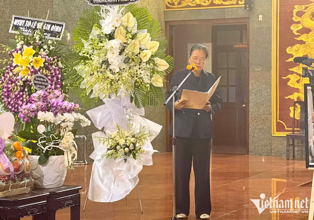 NSND Kim Cuong bat khoc ben xe tang tien biet Tham Thuy Hang-Hinh-2