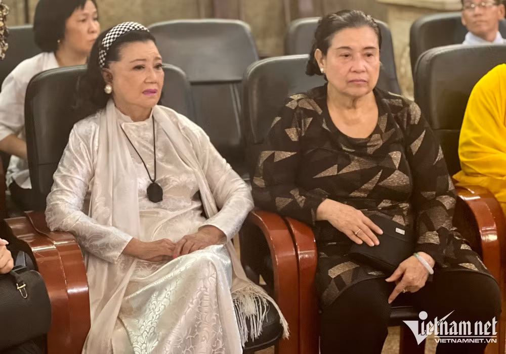 NSND Kim Cuong bat khoc ben xe tang tien biet Tham Thuy Hang-Hinh-12