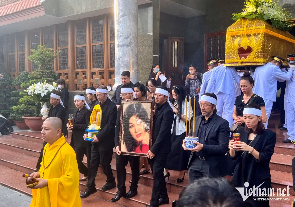 NSND Kim Cuong bat khoc ben xe tang tien biet Tham Thuy Hang-Hinh-13