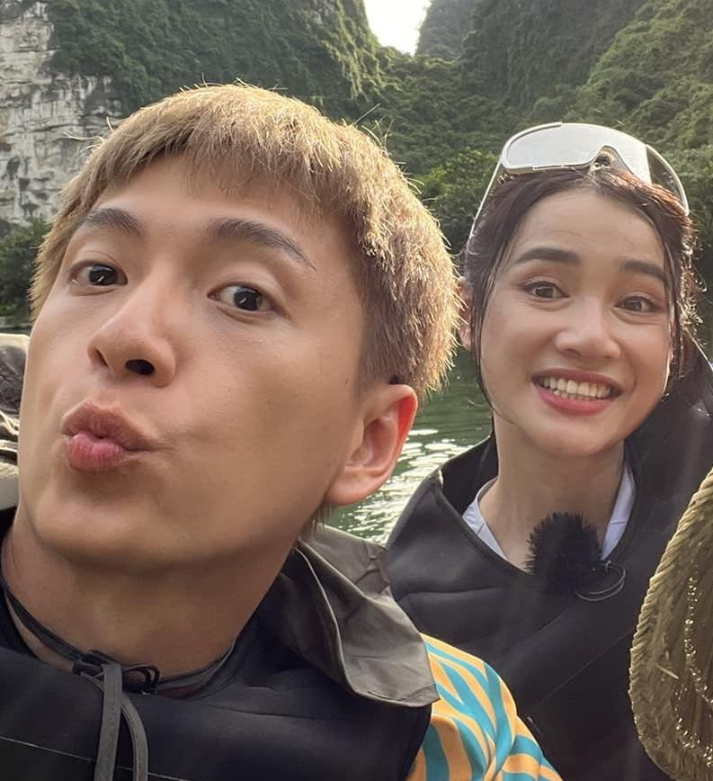  Song có thể thấy bức ảnh Ngô Kiến Huy chia sẻ khá chân thực, gần như không có dấu hiệu chỉnh sửa nào. Cũng vì thế mà nhan sắc thật của Nhã Phương hiện lên rõ. Với khoảnh khắc này, Nhã Phương có sự khác biệt "nhẹ" so với những bức ảnh tự đăng trên mạng xã hội, đó là vùng mắt. Tuy nhiên, bà xã Trường Giang vẫn ghi điểm với nhan sắc xinh xắn cùng nụ cười tươi.